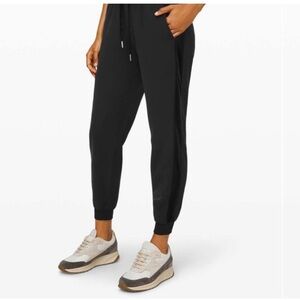 lululemon athletica On The Fly tuxedo trim  Joggers size 4
